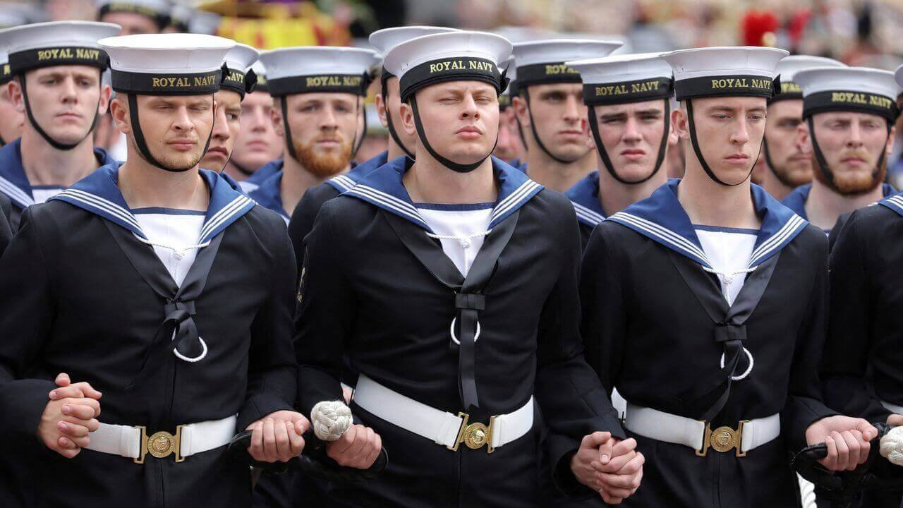 Learn about the salaries of Royal Navy personnel in the UK in 2024. Understand how salaries are based on rank and experience